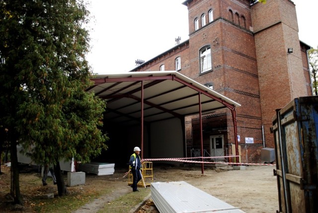 Przed budynkiem oddziału chirurgii trwa stawianie wiaty, która stanowi - zabezpieczenie inwestycji.