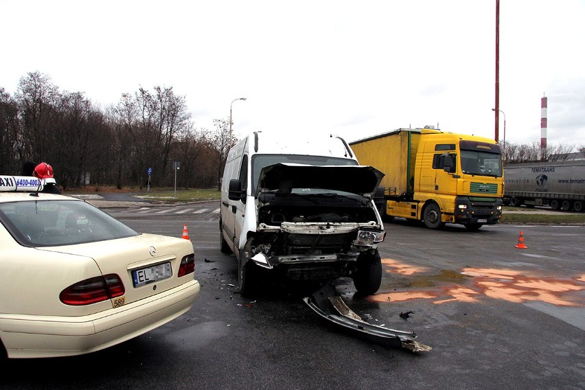 Wypadek 3 samochodów na Dąbrowskiego. Ranny przedstawiciel...