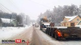 Trudne warunki na drodze wojewódzkiej nr 965 koło Bochni, z powodu opadów śniegu tworzą się zatory