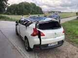 Drzewo spadło na auto na DW228 na Pomorzu. Dwie osoby zostały ranne 12.07.2023