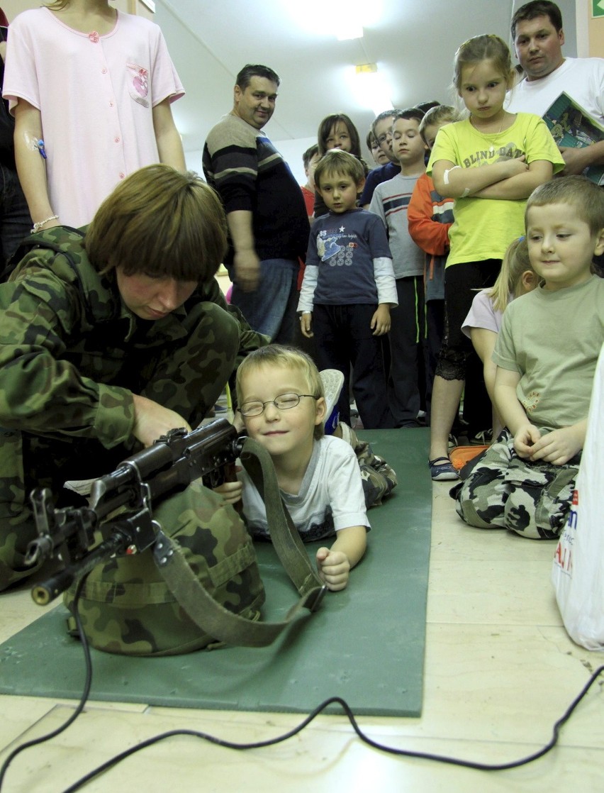 Żołnierze odwiedzili chore maluchy w DSK (foto)