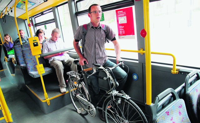 Cuchnący i pijany pasażer może wsiąść do autobusu, a rowerzysta z rowerem nie? - pyta student