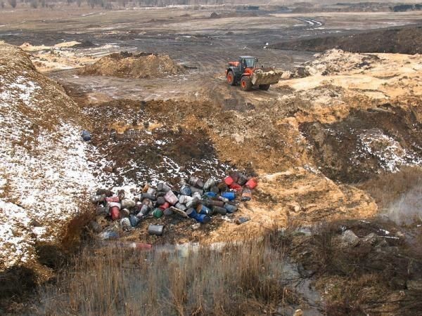 Patrol ekologiczny: zgłoszenie Czytelnika - kto posprząta teren kamieniołomu Zawiercie-Bzów?