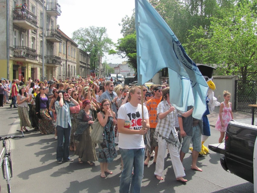 Kalisz: Juwenalia 2012 oficjalnie zainaugurowane. Studenci wzięli władzę w mieście. FILM, ZDJĘCIA