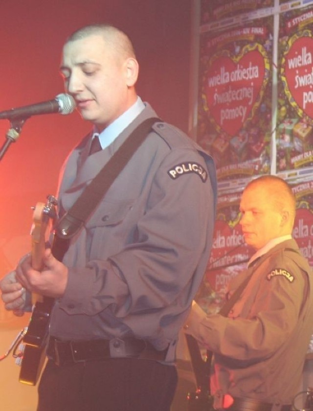 Tak grali w orkiestrrze Jurka Owsiaka policjnaci ze Słupska (rok 2006). Fot. Arch. Szkoły Policji