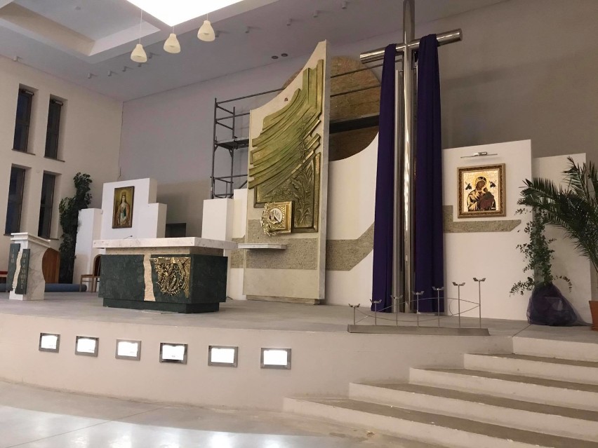 Montaż nowego ołtarza w kościele pw. Królowej Jadwigi