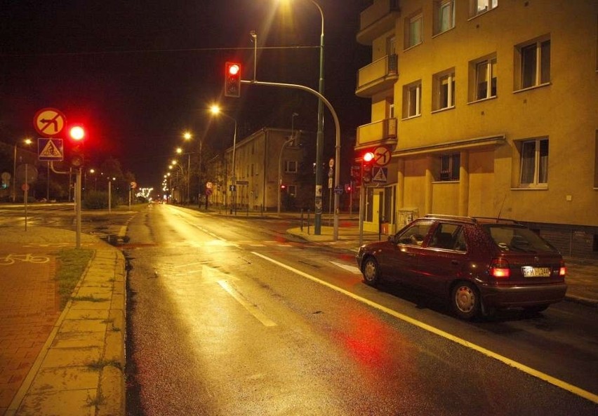 Czemu nocami na skrzyżowaniach pali się czerwone światło?