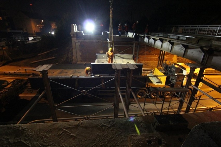 Nocą remontowali wiadukt na Kruczej (ZDJĘCIA)