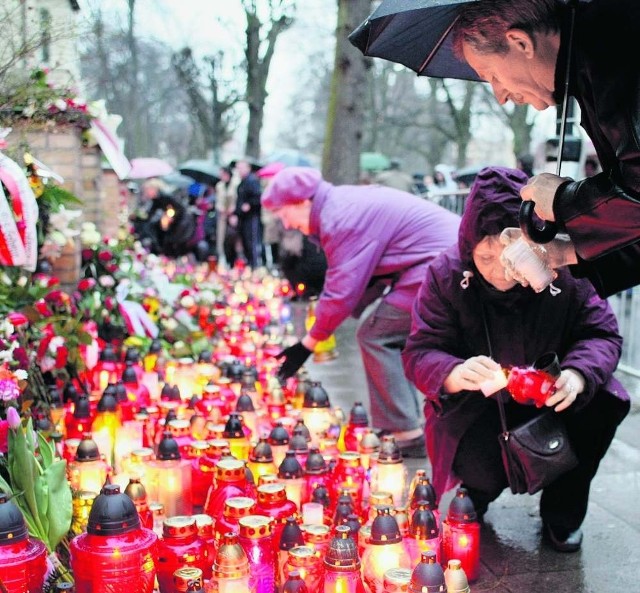 Mieszkańcy Trójmiasta zapalają znicze pod domem Marii i Lecha Kaczyńskich w Sopocie
