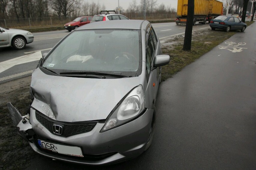 Wypadek na Kosmonautów. Duże korki w stronę Leśnicy (ZDJĘCIA)