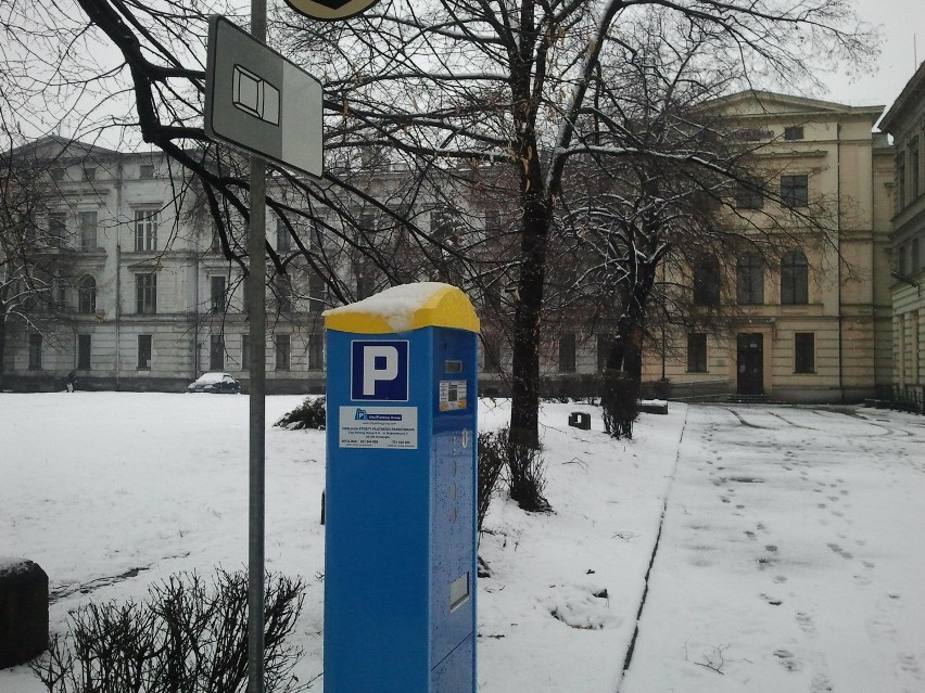 Płatny parking przy Świebodzkim opustoszał. Operator: Latem będzie lepiej... (ZDJĘCIA)