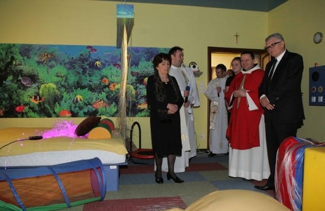 Rodzina Krystyny Bochenek i księża, którzy koncelebrowali mszę śwętą w Sali Poznawania Świata