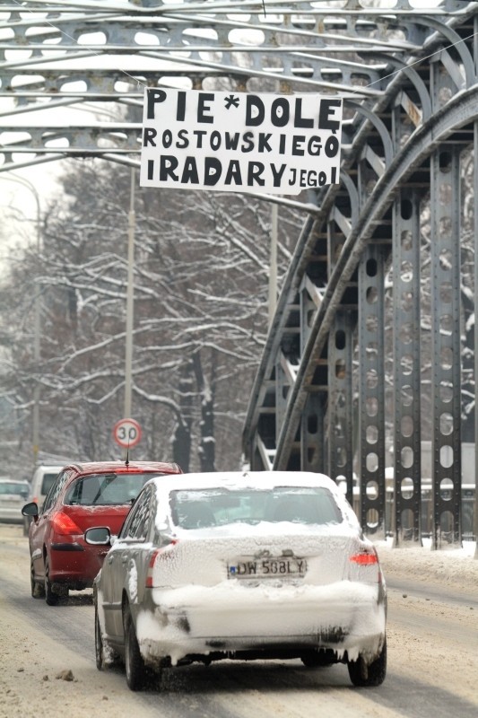 Na Kochanowskiego walczą z fotoradarami i ministrem Rostowskim (ZDJĘCIA)