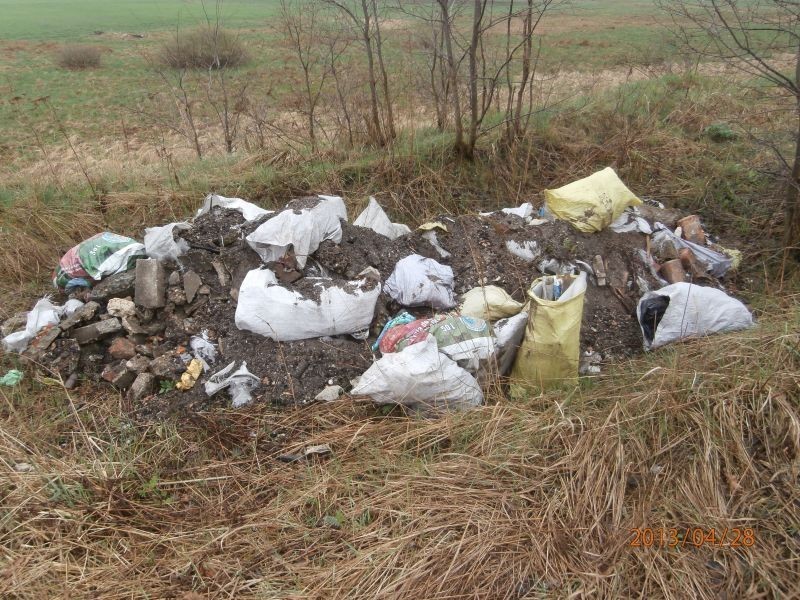 Nielegalne wysypisko śmieci w Strzebiniu ul. Polna