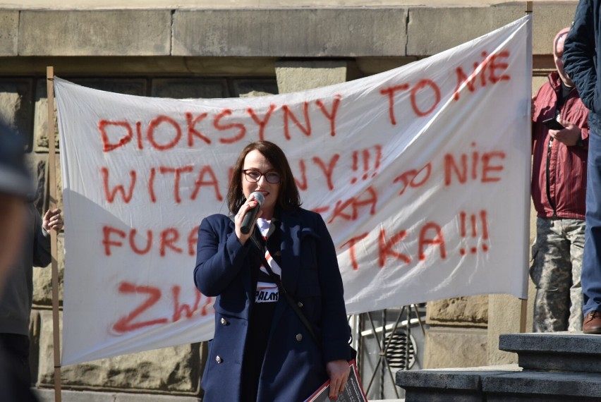 Protest na placu Ratuszowym przeciwko budowie spalarni...