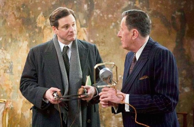 Jąkający się król Jerzy VI (Colin Firth &#8211; z lewej) i jego zbawca, lekarz-magik Lionel (Geoffrey Rush)
