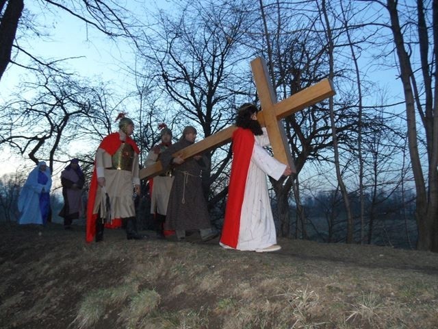 Ulicami Strumienia na Śląsku Cieszyńskim przeszła plenerowa Droga Krzyżowa [ZDJĘCIA]