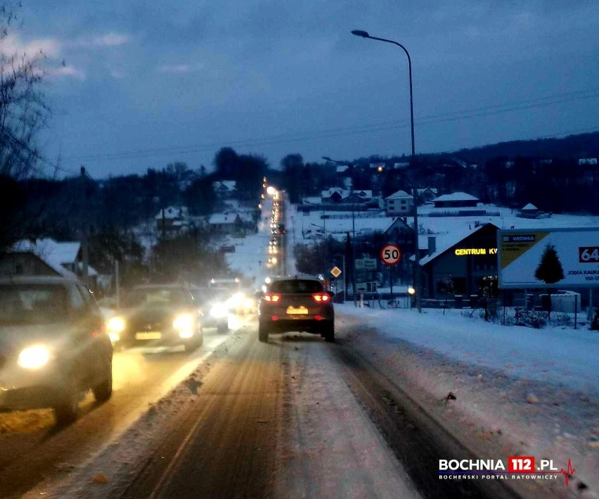 Do Tarnowa i regionu wróciła śnieżna i mroźna zima. Kłopoty kierowców, schroniska i noclegownie pełne. A siarczyste mrozy dopiero nadciągają