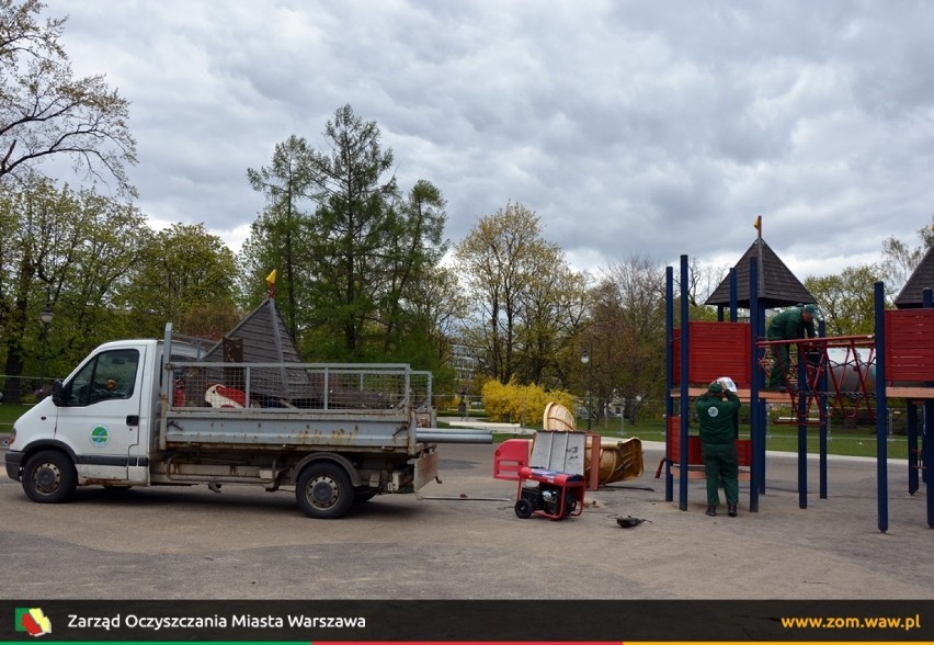 Ekologiczny plac zabaw w parku Ujazdowskim. Trampolina,...