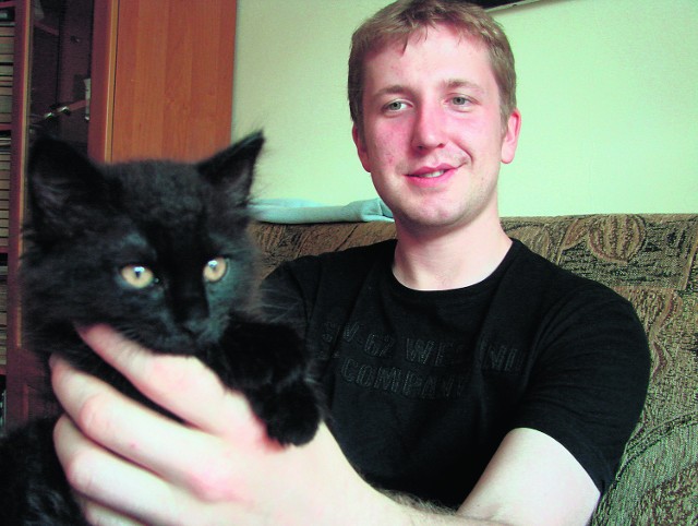 Mateusz Nowak, 26 latek z Oświęcimia w czasie powodzi zaadoptował kotkę Felicję