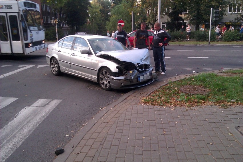 Zderzenie BMW i rovera na skrzyżowaniu Al. Racławickich i ul. Spadochroniarzy (ZDJĘCIA)