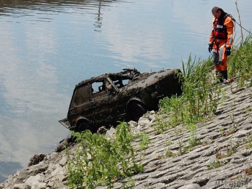 Okazało się, ze na dnie rzeki leży fiat 126 p. W środku nie...