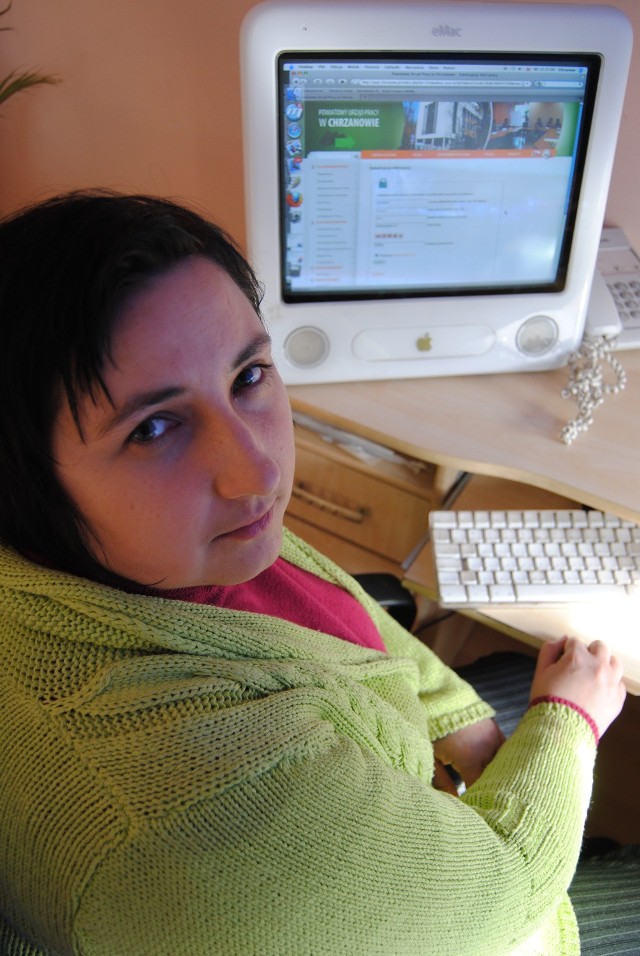 Dominika Nowak z Chrzanowa właśnie rejestruje się na stronie internetowej chrzanowskiego urzędu pracy