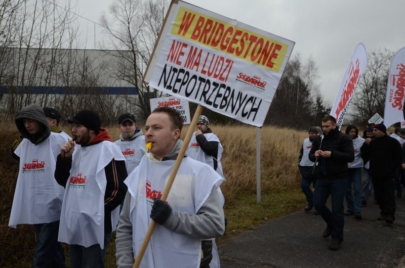 Pikieta Solidarności pod bramą Bridgestone.