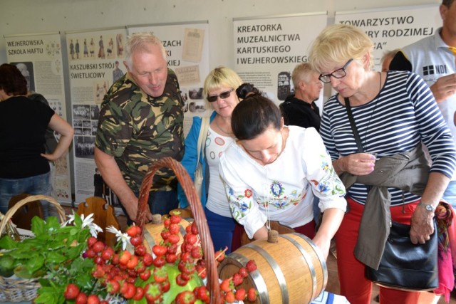 Nalewki z przeróżnych owoców i ziół pełniły role główną podczas II Festiwalu Nalewki Kaszubskiej w Muzeum kaszubskim w Kartuzach.