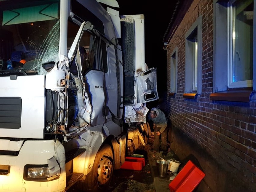 Brzeg Głogowski: Auto z naczepą uderzyło w mur 