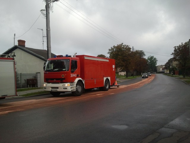 W akcję usuwania wielkiej plamy zaangażowano kilka jednostek straży