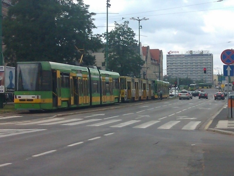 Tatra wypadła z torów na rondzie Kaponiera.