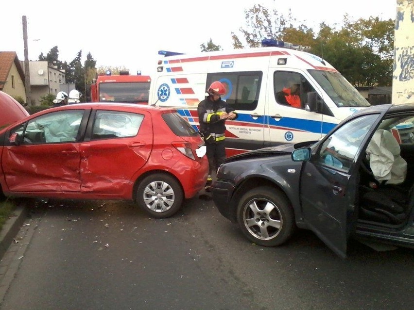 Wypadek na skrzyżowaniu Stawnej z Witosa w Krotoszynie - dwie osoby ranne. ZDJĘCIA