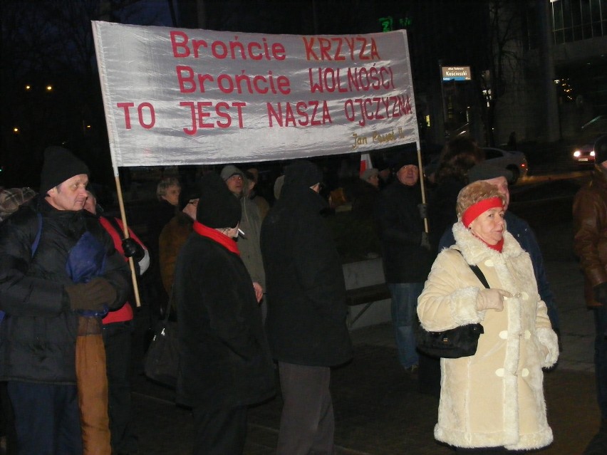 Poznań: Marsz Pamięci Ofiar Smoleńska wyruszył po raz 23. [ZDJĘCIA]