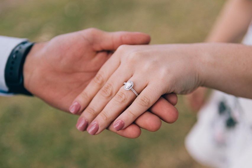 W Polsce pierścionek zaręczynowy nosi się na palcu u prawej...