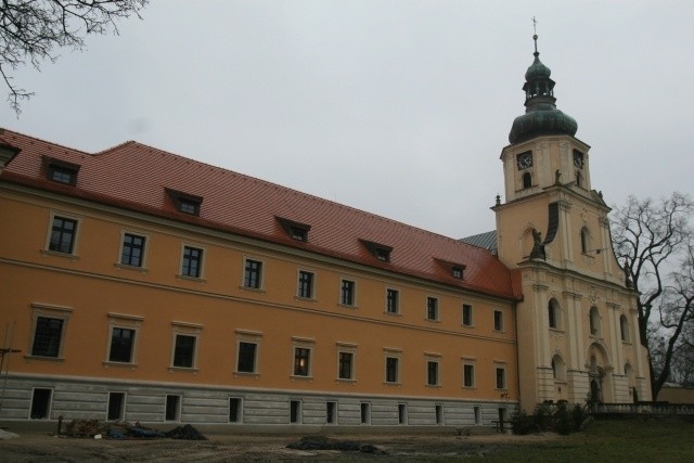 Sanktuarium i opactwo w Rudach. Górnośląski &quot;feniks z popiołów&quot; [STARE I NOWE ZDJĘCIA]