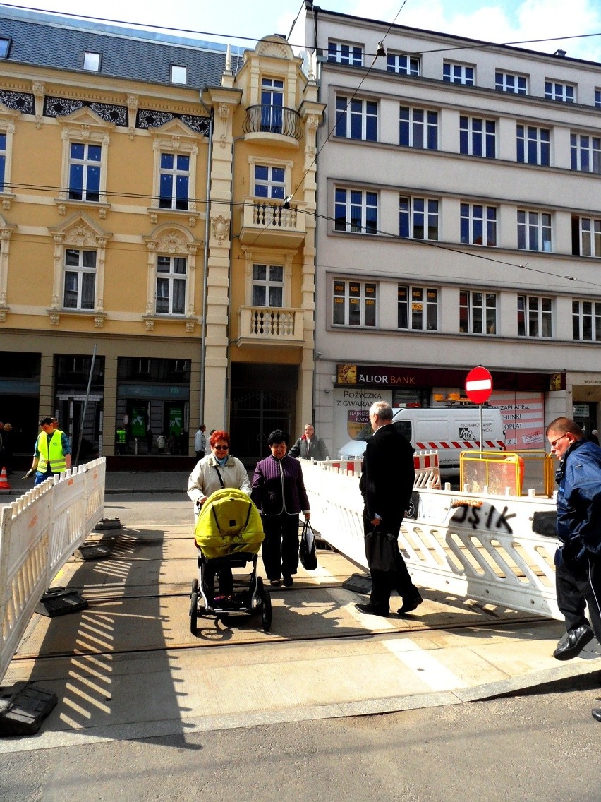 Katowice: Przedzielili rynek na pół. Jest chaos [ZDJĘCIA]
