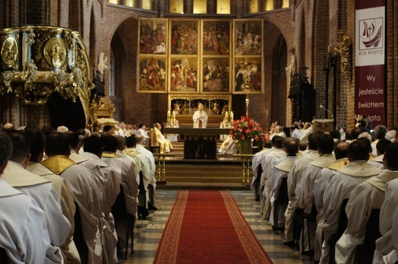 W poznańskiej katedrze odbyła się msza św. krzyżma, na którą...