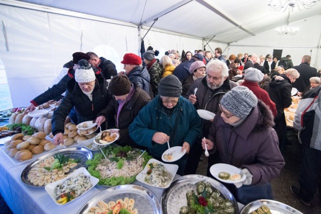 Władze miasta po raz pierwszy mieli zorganizowali dla mieszkańców miasta wspólną Wigilię. Odbyła się w namiocie przed Miejskim Domem Kultury. Był opłatek, życzenia, degustacja potraw wigilijnych i wspólne śpiewanie kolęd.