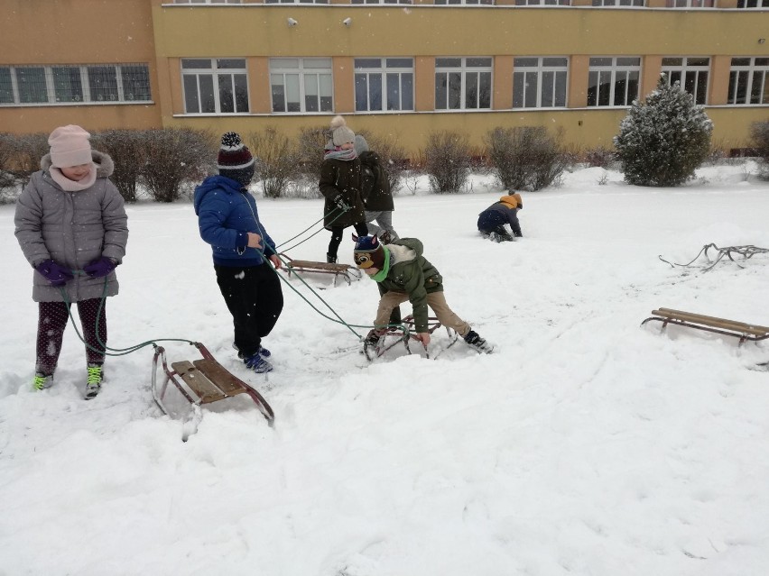 Zimowe zabawy na śniegu uczniów "Czwórki"