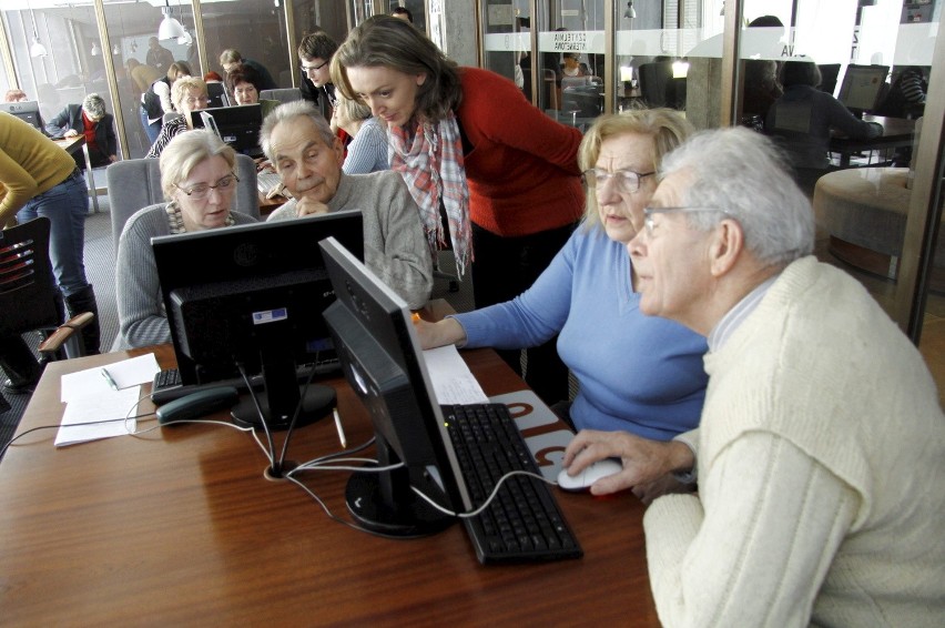 WBP Lublin: Seniorzy serfują w Internecie (foto, wideo)