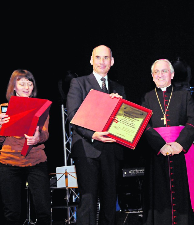 Redaktorowi naczelnemu "GK" nagrodę wręczył abp Celestino Migliore, nuncjusz papieski w Polsce