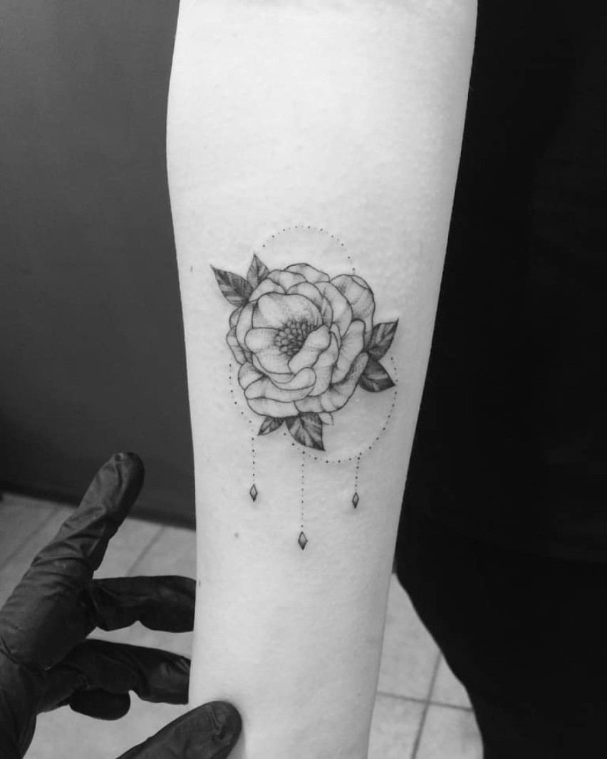 Najpopularniejsze wzory tatuaży dla kobiet: Kwiaty, np....