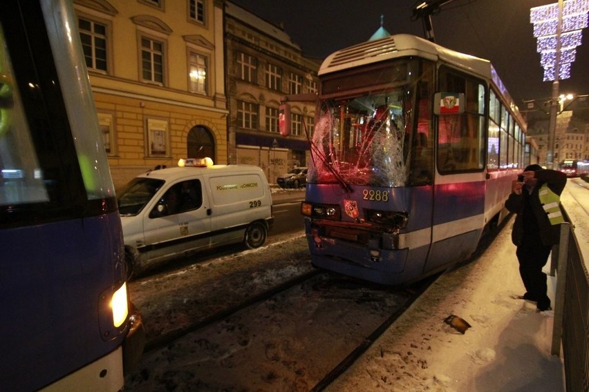 Dwie osoby ranne w zderzeniu tramwajów na Kazimierza Wielkiego (ZDJĘCIA)