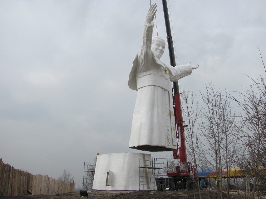 Częstochowa: Pomnik papieża Jana Pawła II został zmontowany! [ZDJĘCIA]