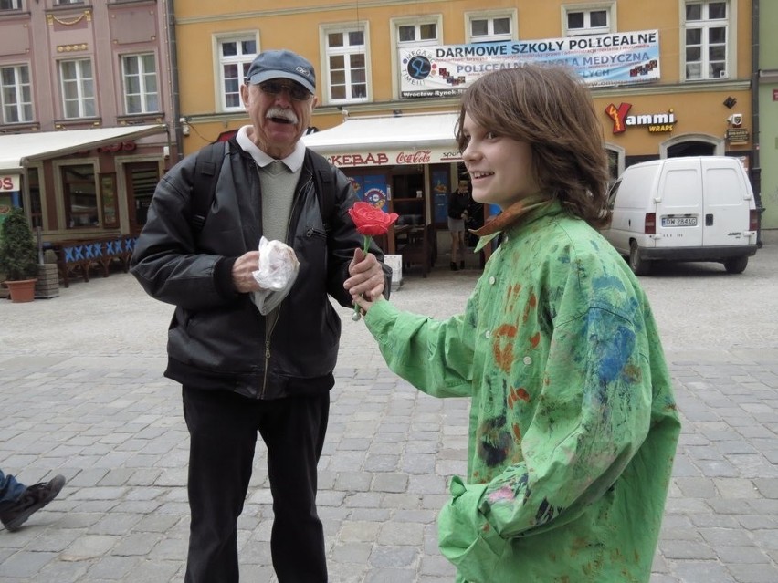 Uczniowie na Rynku Wrocławia odczarowywali zimę (ZDJĘCIA)