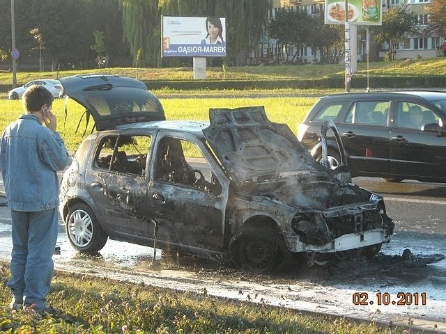 Na ul. Smorawińskiego spłonął samochód (ZDJĘCIA)