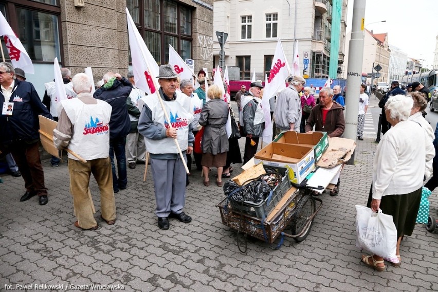 Emeryci blokowali ulicę Piłsudskiego (ZDJĘCIA)