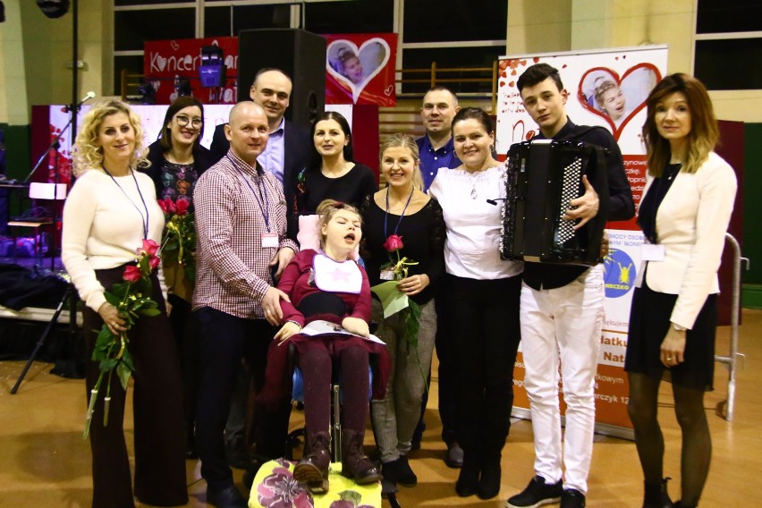 Koncert charytatywny w Kroczycach. Pomagali 12-letniej Natalce FOTO
