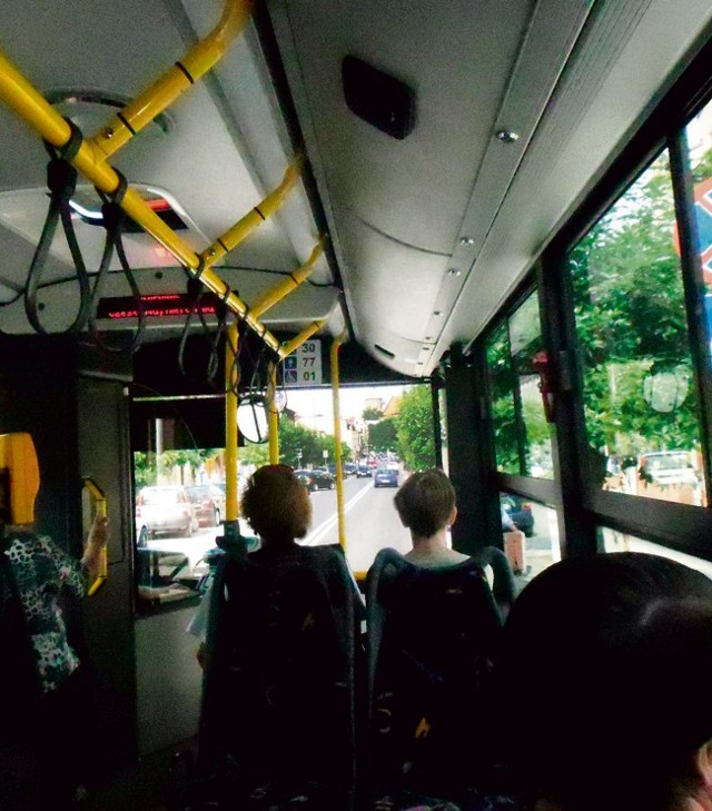 W starych autobusach MPK często brakuje oznaczonych miejsc dla niepełnosprawnych
